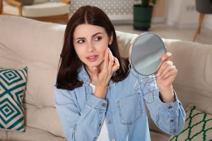 Les 3 causes insoupçonnées de l'acné tardive chez les adultes