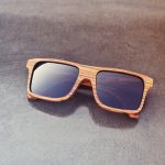 Découvrez les avantages des lunettes de soleil en bois, un choix tendance alliant style et durabilité. Guide complet pour un choix éclairé.